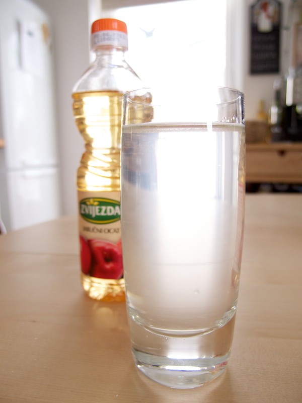Letný drink - jablčný ocot, studená voda a med