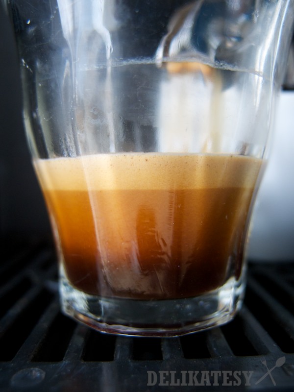 Krásny lavínový efekt čerstvo upraženej kávy
