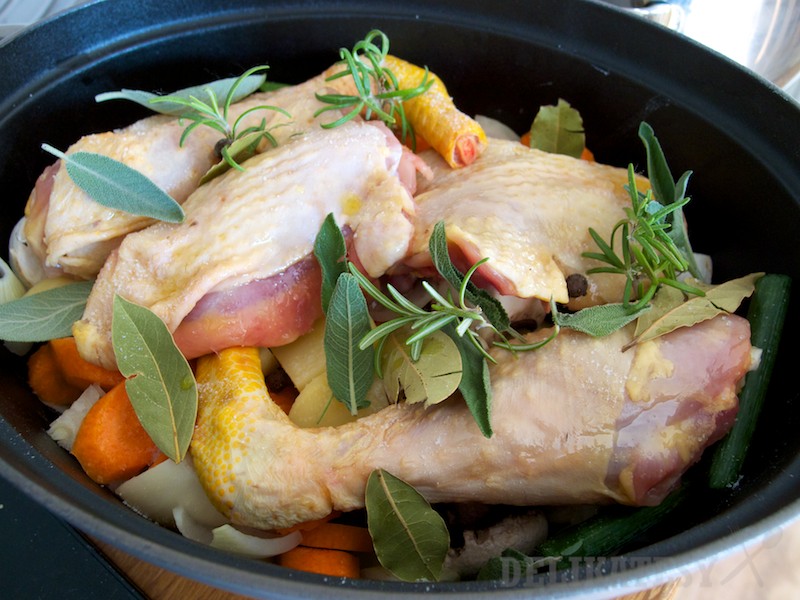 Kurča pečené na zelenine so šalviou, rozmarínom a bobkovým listom