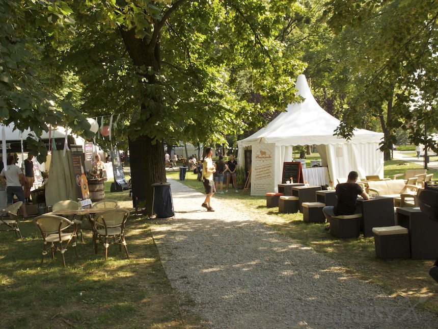 Festivalová ulička v parku
