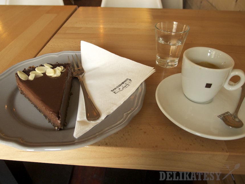 Čokoládový koláč a espresso v San Domenico